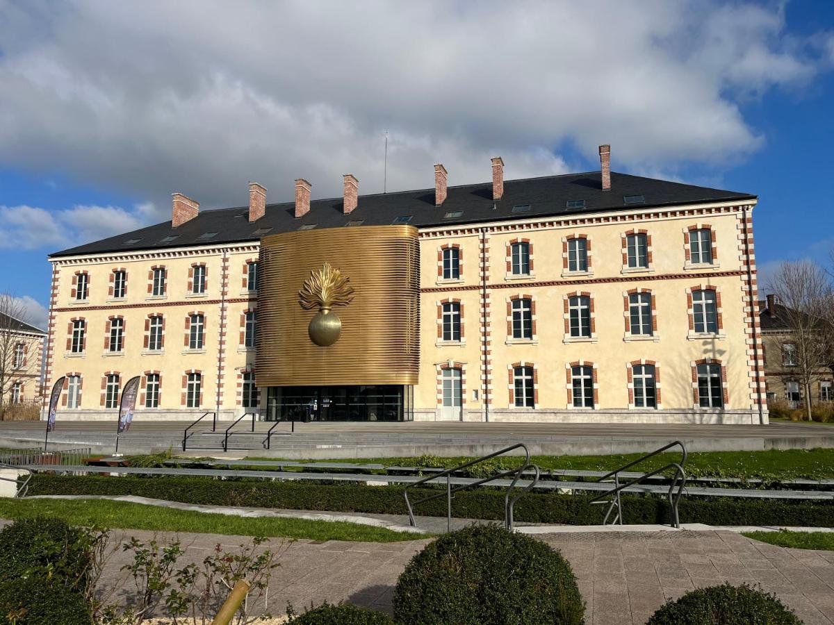 Le Voltaire Apartment Мелюн Екстериор снимка